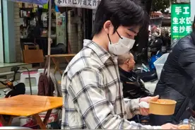 “小镇做题家”保送复旦读研后退学卖土豆泥，当事人：出6次摊赚3千，不鼓励盲目摆摊图片