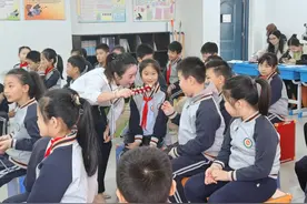 郑州高新区小学音乐学科第七共同体在万科城小学教研音乐课图片