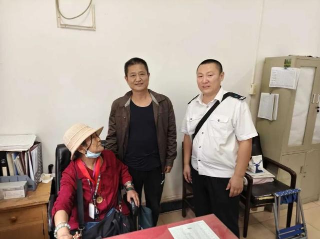 88岁老太乘车迷路 车长暖心照料