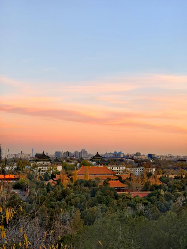 小雪节气限定浪漫！游人清晨登景山万春亭观美丽朝霞