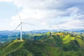 湖南省永州市新田县门楼下瑶族乡九峰山风力发电场数十台风电机组与蓝天白云相映成景图片