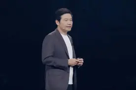 雷军演讲看哭陈年，凡客直播间接住泼天流量：留言“正是闯的年纪”抽小米平板，同款T恤售出近1500件图片