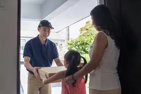 快递试水“送货上门”服务，上门费1元起！你怎么看？图片