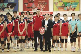 “追星”成功！中国男排队员走进曲江一中图片