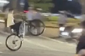电摩大军太猖狂！绕着警车转圈表演“提龙头”，结局极度舒适……图片