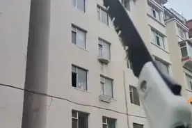 吉林延吉一小区住户6楼抛物险砸到小学生，居委会：已报警，正协调处理图片