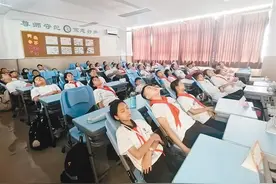 西安：让课桌椅和孩子们一同“成长” 可调节高度 可躺着午休图片