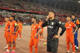 中超|泰山0：1不敌申花，王大雷等队员谢场时表情复杂图片