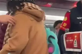 女子高铁上斥责幼童太吵，惹众怒被怼：想当巨婴回家当！图片