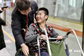 地铁接力护送少年 这一刻，善意具象化了图片