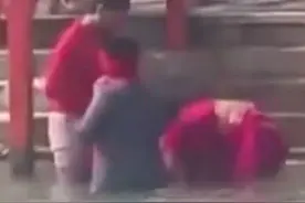 印度5岁男孩被家人泡在恒河中治白血病，不幸溺亡，其家人被拘留图片