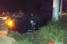 转弯不减速，自认为技术“过硬”，结果车辆瞬间侧翻图片