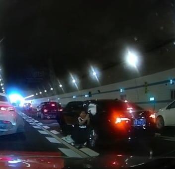 男孩跪地拦车求救 母亲脱险后发声