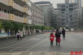 祁东：孩子们精神饱满入校园图片