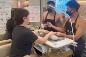 美甲店帅哥光着膀子为顾客服务？“男色营销”也不是商家正道图片