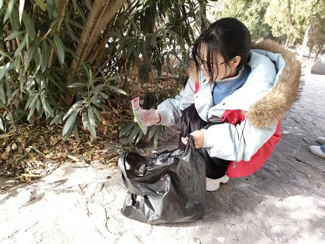 【青春护绿志愿行，环境焕新我先行】文县团委积极组织“返家乡”大学生参与环境卫生整治