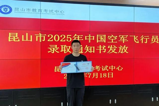 苏州学生坐运-20去报到