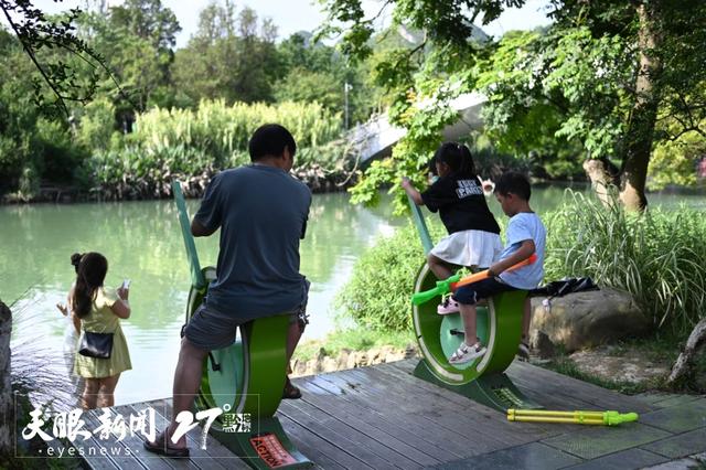 花溪河畔清凉惬意 吸引游客避暑休闲