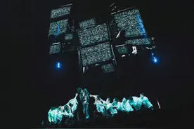 重回故地兑现五年之约，王源“客厅狂欢”南京热烈开唱图片