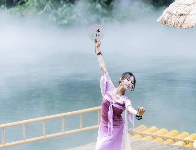 鹤峰：一泓秋水染峡谷