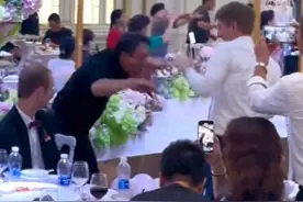 55岁中国叔公与25岁法国伴郎在婚礼上斗舞近20分钟，新娘：他俩都以为是对方家乡婚礼的传统习俗，都不想输图片