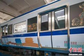 北京中轴线地铁2号线专列上线运营图片