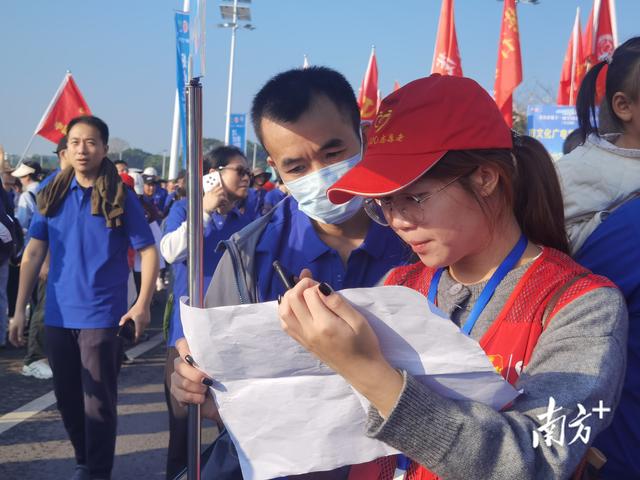 这场全民徒步穿越茂名山海，邂逅最美“志愿红”