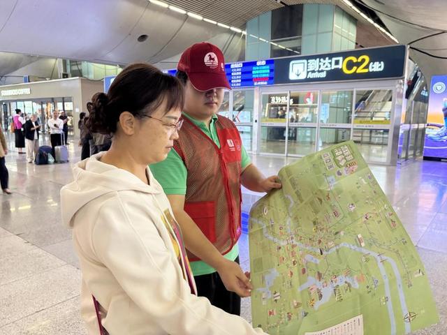 让游客从“路过”到“爱上”！“红马甲”点亮武汉秋日