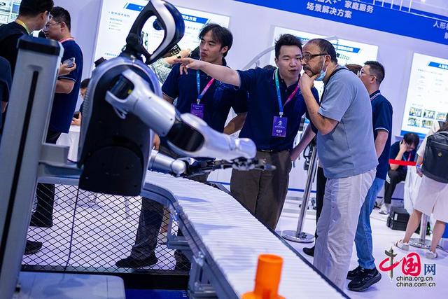 零距离感受中国智造“加速度” 世界机器人大会让外籍观众从震撼到合作
