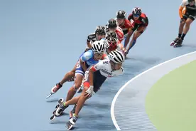 （体育）轮滑——亚锦赛：速度轮滑10000米积分淘汰赛赛况图片