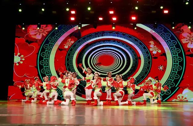 中俄青少年国际文化艺术交流展演在我市举行