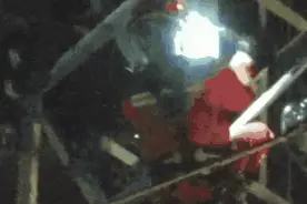 热闻|儿子给游戏充值，母亲一气之下竟爬上20米万伏高压电塔！图片