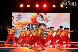 和爸妈一起上台，和萌宠一起上台……时装周T台上迎来了汉服小模特！图片