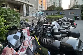 一晚上24块电池偷偷上楼，电动车这样充电太危险图片