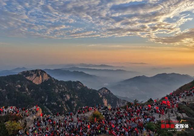 日出泰山，满山尽是中国红！今天，我们在泰安，祝福伟大祖国：繁荣昌盛、国泰民安！