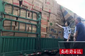 货车拉载1008件“违禁品”入岛！海口执法人员凌晨拦截→图片