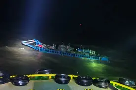 9级狂风中，东海惊现小船，洋山海事紧急救援……图片