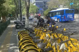 共享单车被牛皮癣小广告“盯上”？ 城管来“支招”图片