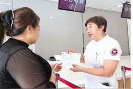 托起“生育的希望”图片