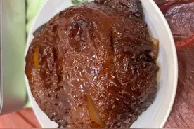 到华容“东乡”去吃髈：虎皮枣色、落口消融，底下垫水盐菜的那种图片