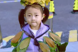 冲上热搜！青岛90后爸爸用树叶给女儿做皇冠和披风，网友羡慕了……图片