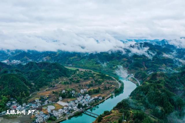 【路上看十四五 · 流通新速度】铜仁梵净山世界自然遗产地风景道:让“交通线”变“风景线”