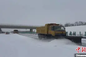 清雪工作昼夜进行 山西部分高速恢复通行图片