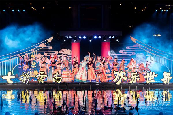 篝火映夜 七彩云南欢乐世界上演火把节盛夏狂欢