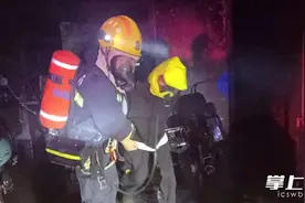 深夜一民房内摩托车起火，浏阳消防及时救出3人图片