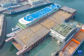 三峡库区首艘新能源滚装船顺利下水图片