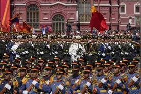 90秒看俄罗斯红场大阅兵：解放军仪仗队亮相！普京赞赏中国人民图片