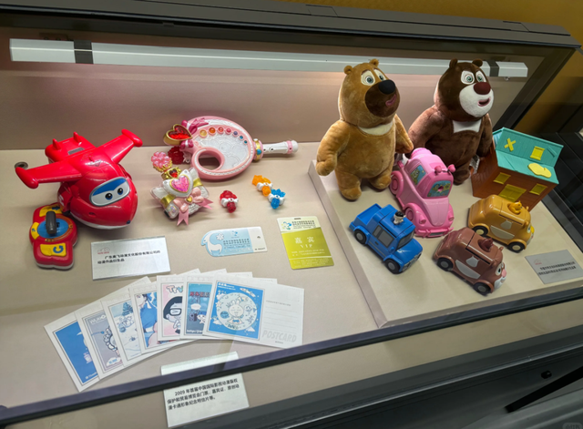 深圳博物馆玻璃罩里的这些“破烂”，看哭千万打工人！