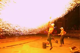 武汉黄陂木兰不夜城非遗“打铁花”受游客欢迎，工作人员：除周一外，每晚都会表演图片
