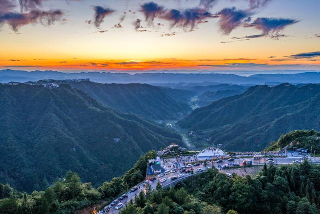重庆黄水：青山绿水引客来